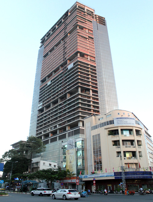 Tuy nhiên cuối năm 2011, khi tiến độ dự án đã được khoảng 80% thì bất ngờ ngừng thi công do các nhà đầu tư không còn khả năng tài chính để xây tiếp. Trong 10 năm kể từ khi ngừng thi công, dự án từng được kỳ vọng dần hoang hoá giữa lòng thành phố Sài Gòn.