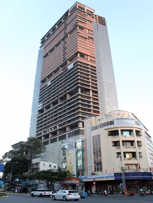 Tuy nhiên cuối năm 2011, khi tiến độ dự án đã được khoảng 80% thì bất ngờ ngừng thi công do các nhà đầu tư không còn khả năng tài chính để xây tiếp. Trong 10 năm kể từ khi ngừng thi công, dự án từng được kỳ vọng dần hoang hoá giữa lòng thành phố Sài Gòn.