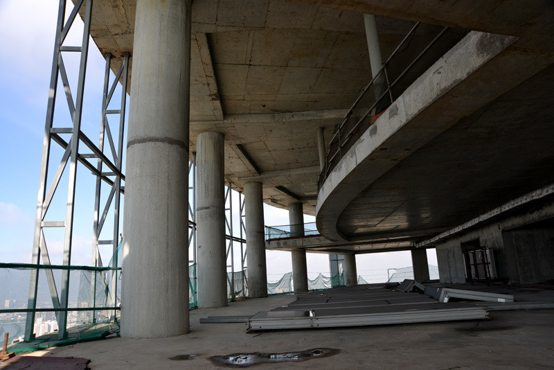 Đầu tháng 3/2018, dự án Saigon One Tower được đưa ra đấu giá với giá khởi điểm 6.110 tỷ đồng. Tuy nhiên tại thời điểm đó, không có nhà đầu tư nào mặn mà với dự án mang nhiều tai tiếng trên. VAMC sau đó đã phải bàn giao lại tài sản cho phía ngân hàng xử lý, toà nhà dở dang tiếp tục "án binh bất động".