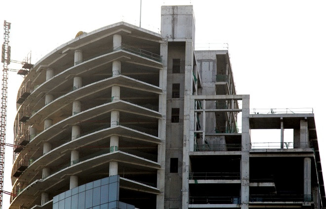 Năm 2017, sau một thời gian dài "đắp chiếu", Saigon One Tower được thế chấp cho khoản vay tín dụng hơn 7.000 tỷ đồng tại Maritime Bank (tức MSB) và DongA Bank, trở thành khoản nợ xấu thuộc một vụ án hình sự. Cùng năm, dự án bị Công ty Quản lý tài sản của các tổ chức tín dụng Việt Nam (VAMC) thu giữ để xử lý và thu hồi nợ.