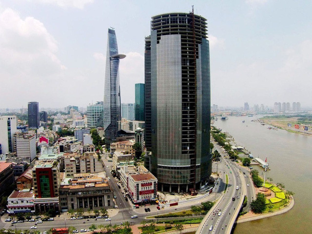 Saigon One Tower tọa lạc ngay trên khu đất vàng tại góc đường Hàm Nghi - Tôn Đức Thắng, quận 1, TP.HCM bên cạnh sông Sài Gòn, và từng được kỳ vọng sẽ trở thành một biểu tượng mới của Sài Gòn với độ cao 41 tầng.