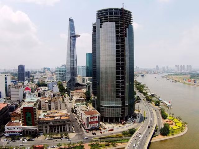 Saigon One Tower tọa lạc ngay trên khu đất vàng tại góc đường Hàm Nghi - Tôn Đức Thắng, quận 1, TP.HCM bên cạnh sông Sài Gòn, và từng được kỳ vọng sẽ trở thành một biểu tượng mới của Sài Gòn với độ cao 41 tầng.