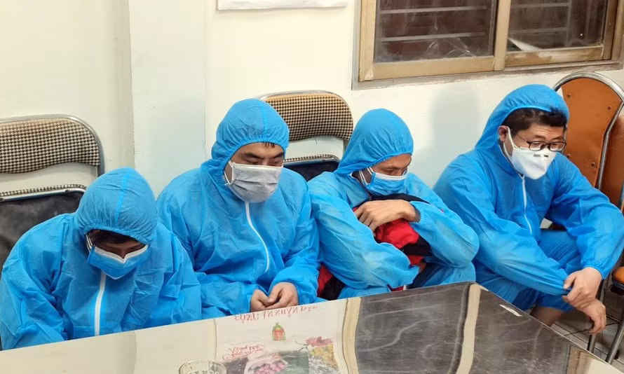 Phat hien o to cho 4 nguoi Trung Quoc nhap canh trai phep