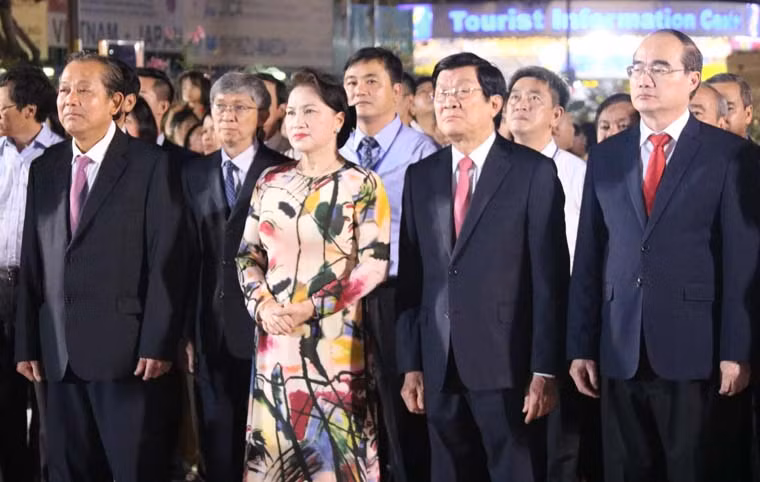 Nhân dân và lãnh đạo TP.HCM vô cùng vinh dự đón mừng Chủ tịch Quốc hội Nguyễn Thị Kim Ngân, Nguyên Chủ tịch nước Trương Tấn Sang, Phó Thủ tướng Thường trực Trương Hòa Bình... đến tham dự lễ khai mạc đường hoa Nguyễn Huệ.