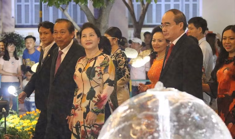 Mỗi phân đoạn có sự trang trí khác nhau nhưng chủ đề chính là chú chó linh vật của năm. 