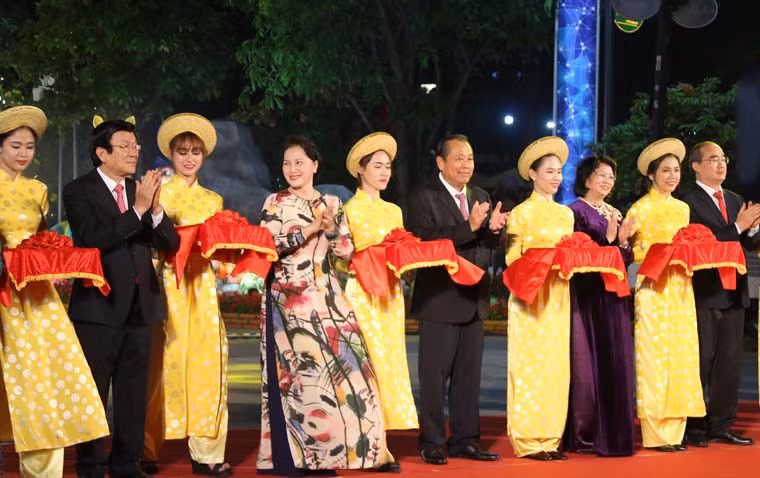 Chủ tịch Quốc hội Nguyễn Thị Kim Ngân cùng các vị lãnh đạo thực hiện nghi thức khai mạc đường hoa Nguyễn Huệ Tết Mậu Tuất 2018.