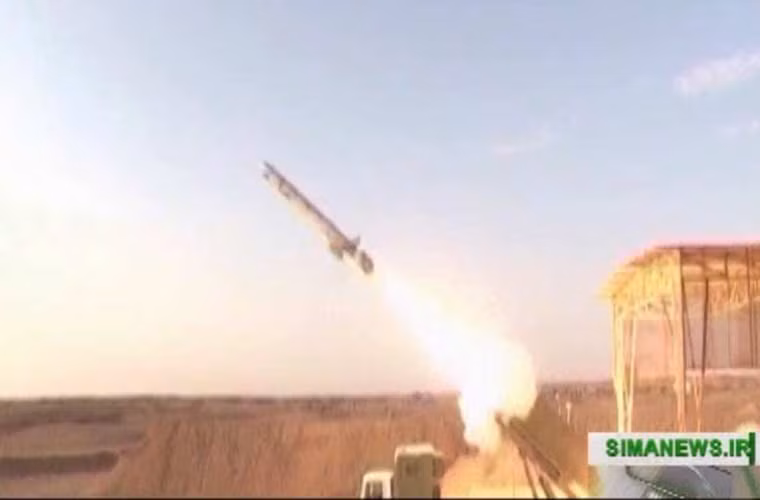 Trong ảnh, Soumar rời bệ phóng ngiêng đặt trên mặt đất, các nguồn tin cho biết, có khả năng Iran sẽ còn phát triển biến thể Soumar phóng trên tàu chiến và trên máy bay.