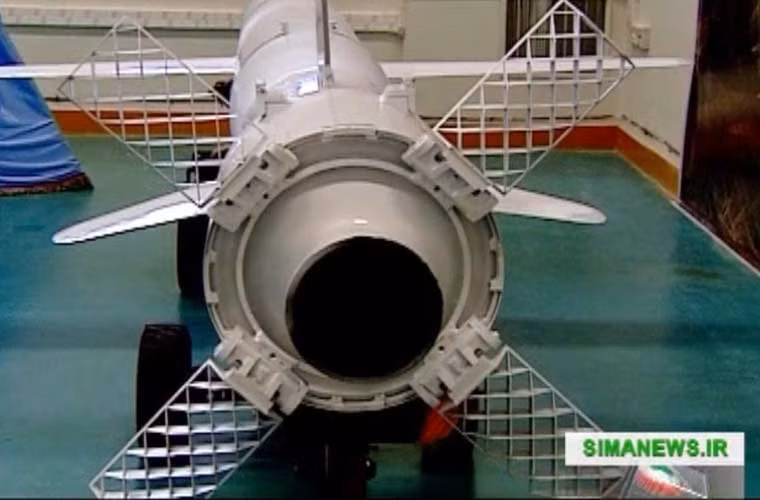 Nếu bỏ đi động cơ đẩy tăng cường này thì đuôi của tên lửa hành trình Soumar giống hệt Kh-55. Đáng lưu ý tầng đẩy tăng cường này có 4 cánh kết cấu giống với mẫu tên lửa không đối không R-77.