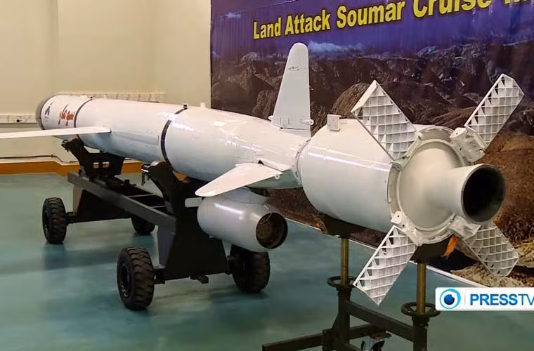 Hiện chính quyền Iran chưa công bố thông số kĩ thuật chính thức của Soumar, nhưng giới phân tích đồng loạt có chung nhận định rằng loại tên lửa này rất giống với hình dạng tên lửa hành trình Kh-55 của OKB Raduga Liên Xô thiết kế.