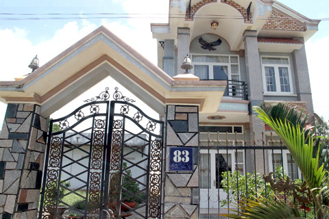  2. Lau chùi sạch sẽ bảng tên/số nhà: Bảng số/tên nhà cần được chăm chút kỹ lưỡng và để ở nơi dễ nhìn. Bảng số rõ ràng, độc đáo hoặc có đèn nhấp nháy sẽ giúp thu hút tài lộc, đưa Thần Tài gõ cửa đúng ngôi nhà bạn.