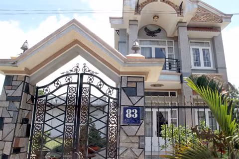  2. Lau chùi sạch sẽ bảng tên/số nhà: Bảng số/tên nhà cần được chăm chút kỹ lưỡng và để ở nơi dễ nhìn. Bảng số rõ ràng, độc đáo hoặc có đèn nhấp nháy sẽ giúp thu hút tài lộc, đưa Thần Tài gõ cửa đúng ngôi nhà bạn.