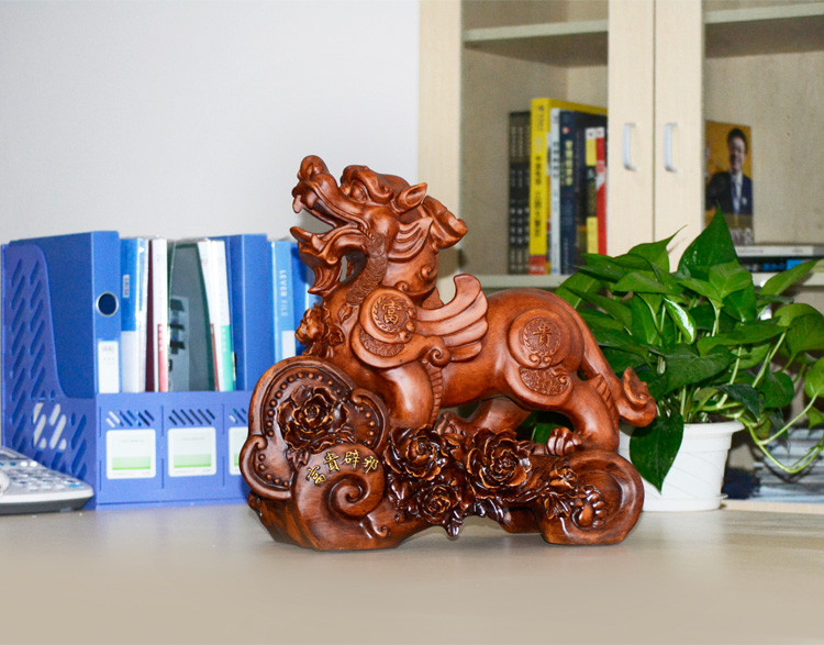 Một số vật phẩm phong thủy phổ biến có ý nghĩa cầu tiền tài, may mắn mà bạn có thể lựa chọn như quả cầu phong thủy, đá phong thủy, tượng ngọc kim loại hay thủy tinh hình tì hưu, con rồng, con rùa, tượng Phúc - Lộc - Thọ,… Mèo chiêu tài cũng là vật trang trí đáng yêu và rất có tác dụng trong việc tăng thêm may mắn về tiền bạc cho gia đình. Ý nghĩa và màu sắc tươi sáng của mèo chiêu tài cũng giúp đường tài lộc của chúng ta may mắn hơn. (Thông tin trong bài chỉ mang tính tham khảo, cung cấp nội dung khoa học phong thủy cho bạn đọc). Tiêu đề bài viết do Kiến Thức biên tập.