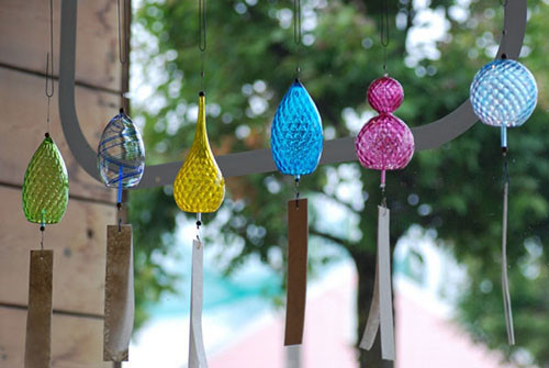  3. Treo chuông gió ngoài cửa trước: Chuông gió không chỉ là vật trang trí thêm cho ngôi nhà của bạn thêm sinh động mà còn là vật phẩm phong thủy mang lại may mắn nên được treo ở cửa trước của ngôi nhà.