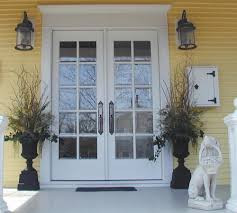 Trong phong thủy, cửa ra vào không chỉ là nơi mỗi thành viên ra vào hay đón tiếp khách khứa mà còn là “điểm đón đầu” những luồng khí tốt, giàu có đến với gia chủ. Tuy nhiên, nếu không bố trí và trang trí cửa một cách hợp lý, vô tình bạn đang “rước” những điều không may, hay luồng khí xấu vào nhà làm ảnh hưởng đến sức khỏe và tài lộc của gia đình.