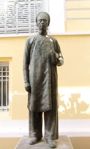 Nhà bác học Trương Vĩnh Ký (1837 - 1898), tên thường gọi là Pétrus Ký, được coi là “ông tổ nghề báo Việt Nam”. Vào ngày 15/4/1865, ông đã sáng lập ra tờ Gia Định báo, tờ báo quốc ngữ đầu tiên trong lịch sử báo chí Việt Nam và làm chủ bút của tờ báo này. Ông cũng là cây bút chủ chốt của rất nhiều báo khác ra đời sau đó. Thiết tha với nền văn học quốc ngữ, nhà báo Trương Vĩnh Ký cũng được coi là người đặt nền móng cho báo chí quốc ngữ Việt Nam.