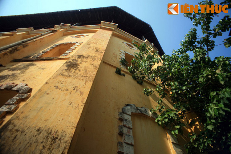 Dù chỉ nằm cách một địa điểm rất nổi tiếng của TP HCM là hồ Con Rùa khoảng 100m, nhưng rất ít người biết đến sự tồn tại của tháp nước cổ này.