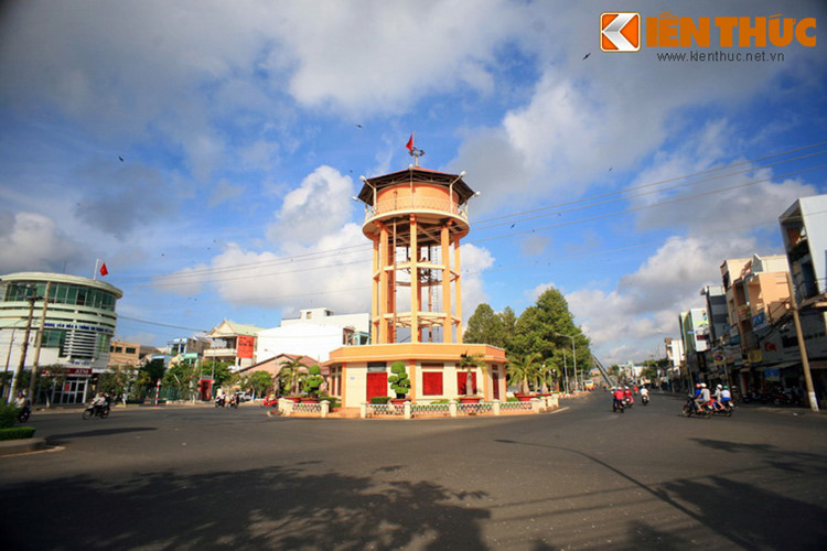 4. Nằm ở giao điểm giữa đường 27 tháng 4 và Cách Mạng Tháng Tám ở ngay trung tâm TP Bà Rịa, tỉnh Bà Rịa – Vũng Tàu, Nhà Tròn là tên gọi của một di tích gắn liền với lịch sử của thành phố vùng Đông Nam Bộ này.