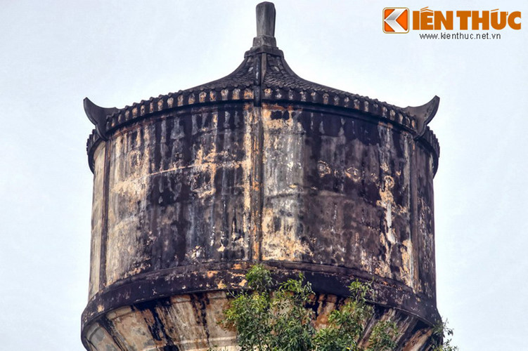 Trong suốt nhiều thế hệ, tháp nước Quảng Ngãi đã đóng vai trò một công trình mang tính điểm nhấn của phố thị Quảng Ngãi. Trải qua bao thăng trầm lịch sử, tòa tháp cổ kính vẫn đứng sừng sững như một chứng nhân lịch sử giữa thành phố miềnTtrung đang thay da đổi thịt hàng ngày.