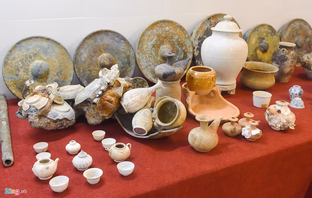 Hiện vật trong con tàu đắm ở Phú Quốc - Kiên Giang nổi bật là gốm Chu Đậu (Hải Dương), các loại bình gốm có nhiều hình dáng với men ngọc xanh trắng, cồng chiêng... Đặc biệt, trên tàu còn có một khối cháy kết dính ba loại gốm men xanh ngọc (Trung Quốc), gốm Chu Đậu (Việt Nam) và gốm Sê Khok (Thái Lan).