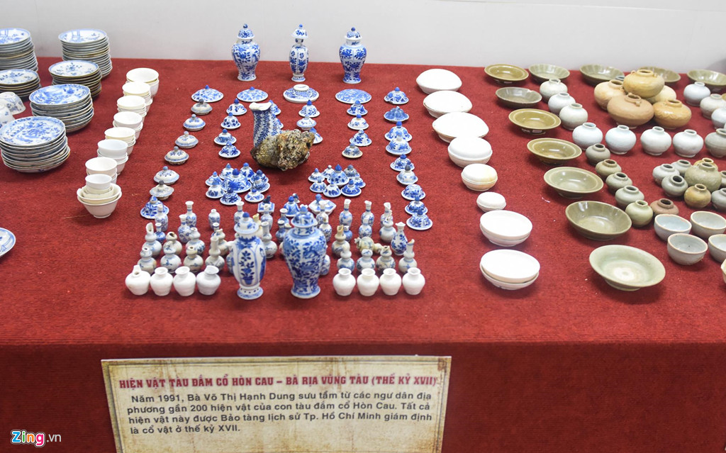 Hiện vật gốm sứ gồm nắp ấm, chén, lọ nhỏ với men trắng mỏng, men xanh trắng được phát hiện trong tàu cổ đắm ở vùng biển Hòn Cau (Bà Rịa - Vũng Tàu) niên đại thế kỷ XVII.