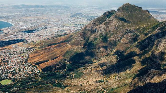 Nam Phi: Đất nước thuộc cực Nam của châu Phi là một điểm đến ưa thích cho những người muốn thăm thú bằng xe máy. Ở đây cũng có đa dạng các địa hình như: Đường núi, đường bờ biển và một chút cồn cát. Và cũng giống như Australia, người lái xe nước ngoài tại đây sẽ phải làm quen với việc đi bên trái đường.