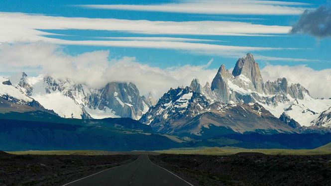 Argentina: Nếu có ý định đến Nam Mỹ, hãy đưa Argentina vào danh sách thăm thú bằng xe máy. Với những cảnh đẹp trong chuyến đi từ dãy Andes qua Patagonia, đất nước này có những điều kiện lý tưởng để bất kỳ lái xe nào thực hiện những chuyến khám phá. Tuy nhiên, hãy sẵn sàng trải nghiệm những con đường không hề bằng phẳng ở những nơi chỉ có đất và sỏi. Chuyến phiêu lưu đến đây sẽ được đền đáp bằng những khung cảnh ngoạn mục của sông băng và sa mạc.