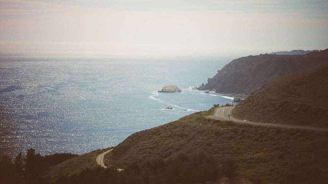 Mỹ: Tại đây, địa hình phân chia khá đa dạng từ bang này sang bang khác, cùng với không gian mở và các công viên quốc gia khiến chuyến khám phá trở nên thú vị hơn. Mỹ cũng có nhiều con đường "huyền thoại" như: Tuyến đường 66, Cao tốc Bờ biển Thái Bình Dương, và Đuôi Rồng (Tail of the Dragon).
