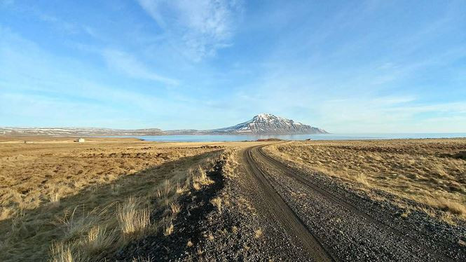 Iceland: Đất nước này không quá lạnh như người ta vẫn tưởng tượng, nhiệt độ vào mùa đông chỉ khoảng -1 độ C và mùa hè lên tới gần 8 độ C. Tuy nhiên, lái xe nên thực hiện các chuyến đi vào mùa xuân hoặc mùa hè khi thời gian ban ngày đủ dài để tận hưởng sự hùng vĩ tự nhiên của hòn đảo. Đường Vành Đai sẽ giúp thăm thú vòng quanh Iceland và tận hưởng cảnh quan hoang sơ, trong đó gồm nhiều địa hình khác nhau như: Núi lửa, sông băng, đầm, vịnh,và đông bằng.