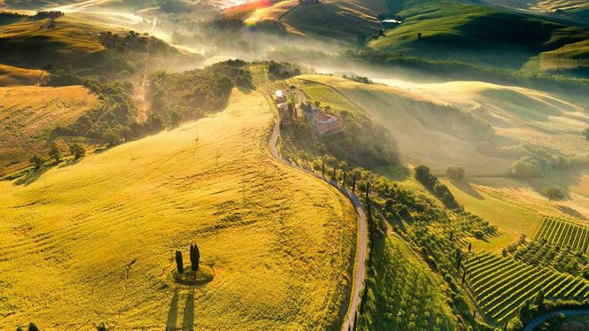 Italy: Đương nhiên, Italy phải nằm trong danh sách. Đất nước này gần như trở thành một nơi cần phải đến cho các tay lái môtô cừ khôi muốn thực hiện những chuyến khám phá. Từ những con đường đan vào bờ biển đến những ngọn núi, thung lũng rượu vang, những ngôi làng thời trung cổ, Italy có đủ khung cảnh để mọi người thưởng thức.