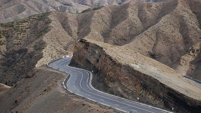 Ma-rốc: Từ biển đến núi rồi sa mạc, nhiều người không nghĩ Ma-rốc không phải nơi thích hợp để "du hí" bằng xe máy nhưng thực tế, đất nước này luôn nằm trong top 10 lựa chọn của các tay lái. Điều này có được nhờ địa hình gồ ghề của dãy nút Atlas cung cấp những đường cong và khúc cua ôm vào bên trong sườn núi. Nếu liều lĩnh hơn, họ còn có thể tìm đường đến Sahara để khám phá sa mạc lớn nhất thế giới với những cồn cát vàng.