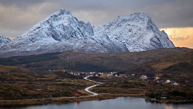 Na Uy: Nổi tiếng là một thiên đường để thưởng ngoạn bằng xe máy, Na Uy có bờ biển quanh co với nhiều vịnh hẹp giúp các tay lái thay đổi địa hình giữa núi và đại dương trên con đường dài cả nghìn dặm. Đi sâu vào trong đất liền là những khu rừng rậm và núi cao.