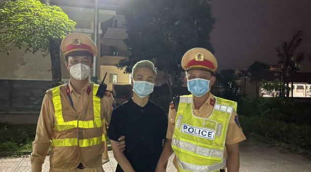 Ngay sau đó, Phòng CSGT đã khẩn trương triển khai các biện pháp nghiệp vụ để theo dõi, rà soát các phương tiện nghi vấn. Đồng thời, triển khai 3 tổ tuần tra, kiểm soát thực hiện nhiệm vụ trên tuyến khẩn trương chốt chặn trên tuyến QL1, đường Hồ Chí Minh để kiểm tra, phát hiện, bắt giữ đối tượng. Đến khoảng 21h cùng ngày, tại Km 605, trên tuyến Quốc lộ 1 (đoạn đi địa bàn xã Quảng Phú, huyện Quảng Trạch) tổ tuần tra đã dừng kiểm tra xe khách loại 45 chỗ của hãng xe Mai Linh, mang BKS 30Z -7879 đang đi từ Bắc vào Nam. (Ảnh: Cục CSGT)