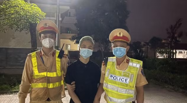 Ngay sau đó, Phòng CSGT đã khẩn trương triển khai các biện pháp nghiệp vụ để theo dõi, rà soát các phương tiện nghi vấn. Đồng thời, triển khai 3 tổ tuần tra, kiểm soát thực hiện nhiệm vụ trên tuyến khẩn trương chốt chặn trên tuyến QL1, đường Hồ Chí Minh để kiểm tra, phát hiện, bắt giữ đối tượng. Đến khoảng 21h cùng ngày, tại Km 605, trên tuyến Quốc lộ 1 (đoạn đi địa bàn xã Quảng Phú, huyện Quảng Trạch) tổ tuần tra đã dừng kiểm tra xe khách loại 45 chỗ của hãng xe Mai Linh, mang BKS 30Z -7879 đang đi từ Bắc vào Nam. (Ảnh: Cục CSGT)