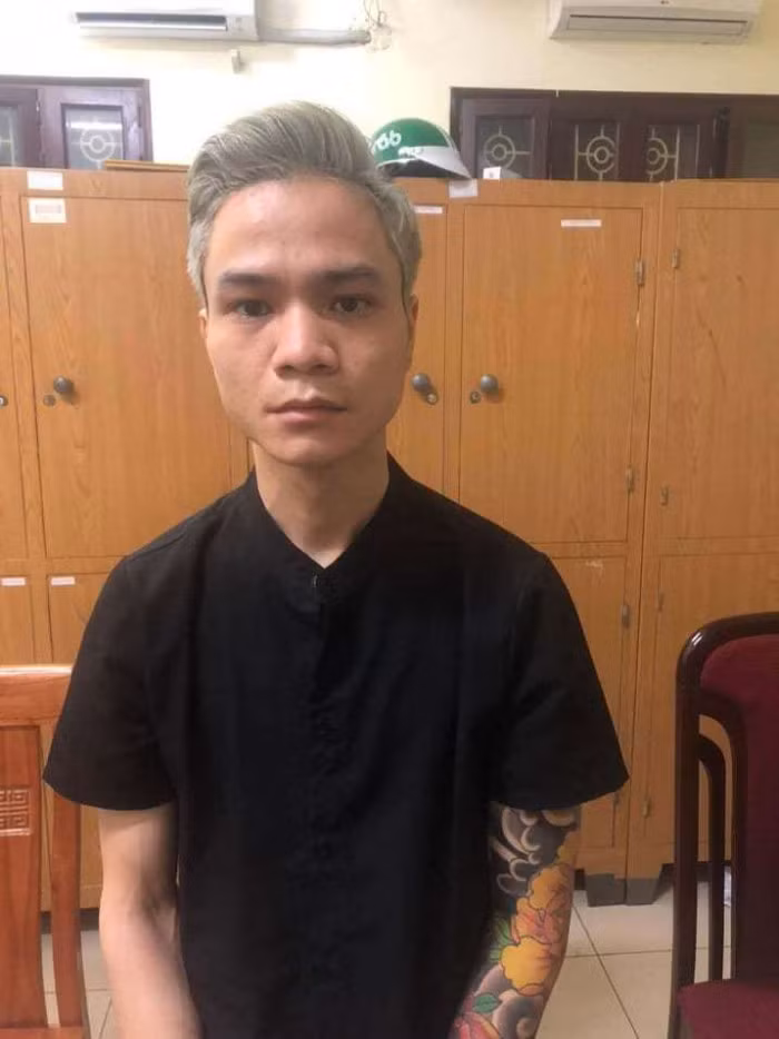 Do bực tức, Vinh đã hành hung chị H. Khi bị người phụ nữ này cắn vào tay và chống trả, Vinh đã dùng dao gọt hoa quả đâm chị H. Dù khi đó nạn nhân đã van xin, nhưng Vinh vẫn tiếp tục đâm đối phương tổng cộng 47 nhát khiến chị H. tử vong. Gây án xong, Vinh tẩy xóa dấu vết hiện trường, tắm rửa rồi lấy đi của bị hại 3 điện thoại, 4 triệu đồng. 