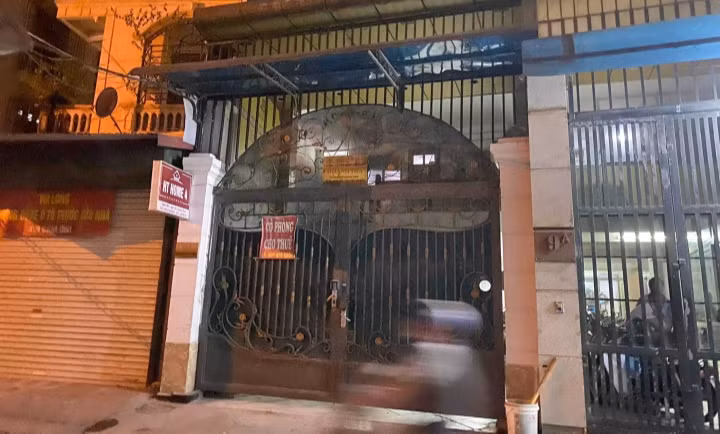 Ngày 12/4, sau nhiều lần thúc chị H. trả nợ nhưng không được, Vinh đến nhà trọ để đòi tiền. Tại đây, chị H đã massage và cho Vinh và quan hệ tình dục. Sau đó, chị H. trả trước 6 triệu đồng rồi xin khất nợ khoản còn lại, nhưng Vinh không đồng ý. (Ảnh: Sức khoẻ và Đời sống) 