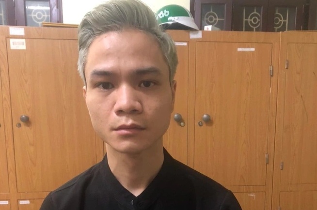 Theo điều tra, tháng 9/2021, Vinh quen chị D.T.H. (35 tuổi, quê Hòa Bình) qua một nhóm Facebook. Thấy người phụ nữ xinh đẹp này hành nghề massage tại nhà, Vinh thường xuyên đến phòng trọ của chị H. để massage và quan hệ tình dục. 