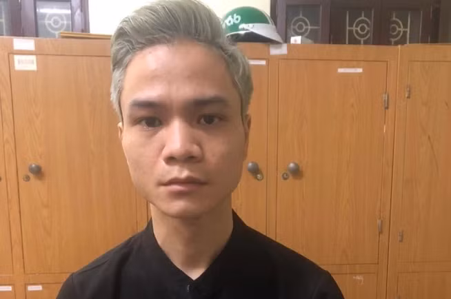 Theo điều tra, tháng 9/2021, Vinh quen chị D.T.H. (35 tuổi, quê Hòa Bình) qua một nhóm Facebook. Thấy người phụ nữ xinh đẹp này hành nghề massage tại nhà, Vinh thường xuyên đến phòng trọ của chị H. để massage và quan hệ tình dục. 