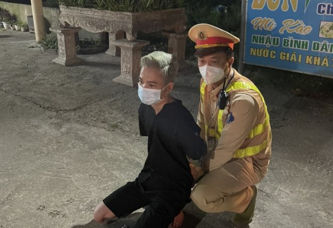 Khoảng 20h30 ngày 15/4, Phòng CSGT Công an tỉnh Quảng Bình nhận được tin báo của Công an TP Hà Nội về việc đối tượng Phùng Văn Vinh liên quan đến vụ án giết người tại phường Quan Hoa, quận Cầu Giấy đang trên đường bỏ trốn bằng xe khách vào phía Nam. Đặc điểm nhận dạng đối tượng là tóc màu ánh kim, có hình xăm bông hoa trên cánh tay trái. (Ảnh: Cục CSGT)