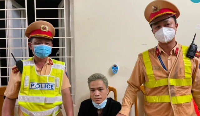 Quá trình kiểm tra, phát hiện 1 nam hành khách có đặc điểm nhận dạng giống như đặc điểm đối tượng do Công an Hà Nội cung cấp nên tiến hành khống chế, bắt giữ đối tượng, bảo đảm an toàn tuyệt đối cho những hành khách khác. Qua khai thác ban đầu tại hiện trường, đối tượng Phùng Văn Vinh khai nhận hành vi giết người tại địa bàn quận Cầu Giấy, Hà Nội. (Ảnh: Cục CSGT)