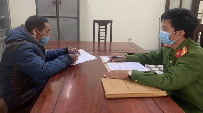  Bực tức thái độ, chồng chém vào đầu vợ thương tích nặng: Trong lúc lời qua tiếng lại, bực tức thái độ, Phan Ngọc Vịnh (SN 1952, trú huyện Cẩm Xuyên, tỉnh Hà Tĩnh) đã xách dao đuổi chém vào đầu vợ mình là chị N.T.L (SN 1955) gây thương tích 33%. Ngày 1/11, Công an huyện Cẩm Xuyên cho biết đã bắt tạm giam Vịnh để điều tra. 