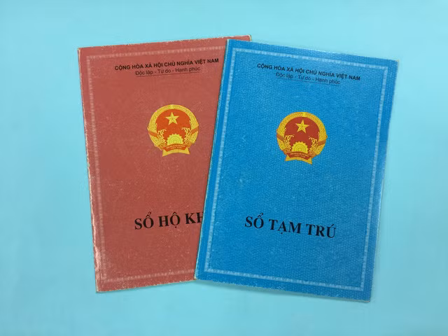  Cựu cảnh sát khu vực làm giả sổ tạm trú: Vũ Hải Long (29 tuổi, từng là cán bộ Cảnh sát khu vực Công an phường La Khê, sau chuyển sang làm Cảnh sát khu vực Công an phường Phú Lương, quận Hà Đông, TP Hà Nội) đã làm giả 7 tài liệu, thu lời 5 triệu đồng. Ngày 1/11, VKSND TP Hà Nội đã truy tố Vũ Hải Long. (Ảnh minh họa)
