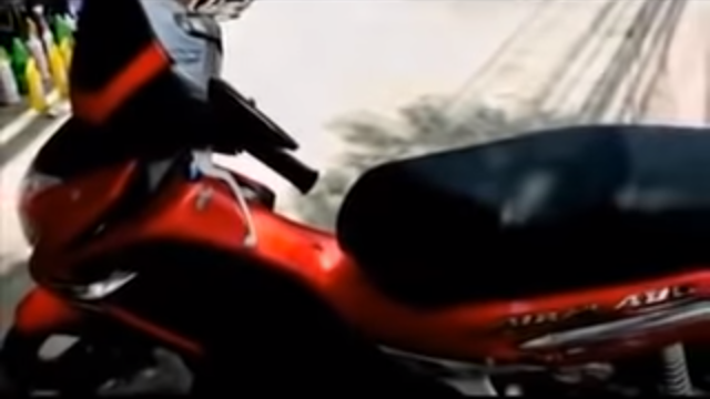 Ở đầu dây bên kia, một người đàn ông tự xưng là Phương sau khi nghe mô tả về chiếc xe đã khẳng định chủ xe là bà Nguyễn Thị Sinh (SN 1963, ngụ xã Hùng Sơn, huyện Đại Từ, tỉnh Thái Nguyên), bạn làm ăn với vợ chồng ông ở thị trấn Đại Từ. Có số điện thoại của chị Sinh do ông Phương cung cấp, tổ bảo vệ cố gắng liên lạc nhưng không thấy bà Sinh nhấc máy. Cùng lúc này, ông Phương đã báo tin cho gia đình bà Sinh về việc xe của chị bị “vứt tơ hơ” ở chợ Đồng Quang, còn bà đi đâu thì không ai biết. 