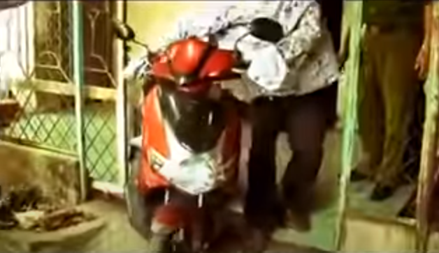 Sau đó, Tuấn đã xóa dấu vết hiện trường gây án, lấy xe chiếc xe mô tô AIRBLADE của chị Sinh cùng 77,5 chỉ vàng 999, 2 điện thoại di động (trị giá tài sản chiếm đoạt trên 340 triệu đồng) và một số giấy tờ khác, mặc áo chống nắng, đeo khẩu trang rồi bỏ trốn. Tuấn đã bỏ chiếc xe mô tô trên ở chợ Đồng Quang rồi đón xe khách về nhà Cao Bằng. Đến ngày 21/7/2012, Tuấn đã bị lực lượng Công an bắt giữ.