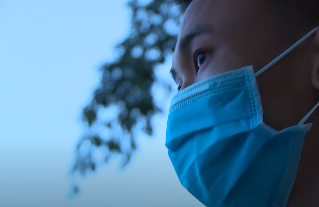 Chính chi tiết này, các trinh sát càng có niềm tin Long có mặt tại hiện trường. 2 thanh niên này cũng cho biết, khi đón Long ở ngã ba ngay gần nhà nạn nhân thì Long có bị thương, nói là bị bố chém nên nhờ đưa đi băng bó ở xã Hà Ninh. Từ căn cứ này, qua nhận dạng, xác định Long chính là hiềm nghi số 1 nên Ban chuyên án đã lập tức truy tìm tung tích Long về điều tra. 