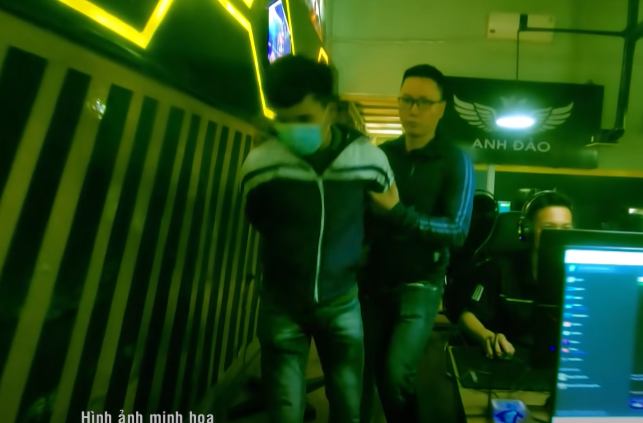 Xác định Long vốn nghiện game, cả ngày vùi đầu trong các quán internet nên trinh sát chia làm nhiều tổ công tác rà soát toàn bộ các quán game trên địa bàn và đến khoảng 11h ngày 9/10, sau 48 giờ đồng hồ khẩn trương, tích cực điều tra, Ban chuyên án đã bắt giữ đối tượng Vũ Tiến Long khi hắn đang chơi game tại một quán net ở tiểu khu 3, thị trấn Hà Trung, thu giữ 2 chiếc điện thoại di động của vợ chồng ông Nghiễn, bà Kiện và 1 dao bấm dạng gấp là các tang vật của vụ án.