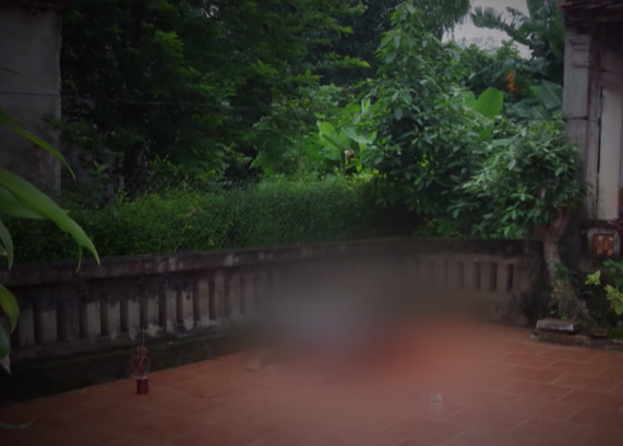 Lực lượng Kỹ thuật hình sự xác định, đối tượng vật lộn với nạn nhân đã bị thương tích. Đây là dấu vết rất quan trọng trong quá trình truy nguyên đối tượng. Tiếp tục mở rộng khám nghiệm hiện trường, CQĐT cũng phát hiện sau vườn nhà nạn nhân có rất nhiều dấu giày, những vết máu nhỏ giọt, nhiều khả năng đây là hướng đối tượng tẩu thoát. Tuy nhiên, sau đó đối tượng di chuyển theo hướng nào rất khó để xác định. 