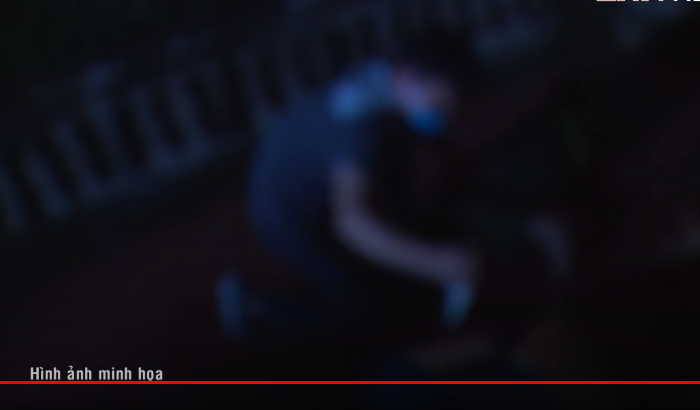 Khi Long chạy ra đến tường rào, đang leo qua tường để tẩu thoát thì ông Nghiễn và bà Kiện lại chạy theo, kéo xuống đất. Long tiếp tục dùng dao đâm liên tiếp vào vợ chồng ông Nghiễn khiến cả 2 nạn nhân gục xuống đất. Sau khi gây án, Long leo qua tường rào rồi đứng nhìn vào trong xem có ai đến cứu giúp các nạn nhân hay không.