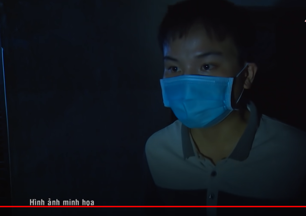 Khoảng 5 phút sau, Long quay lại, vào nhà lục tìm và lấy đi 2 điện thoại di động (kết quả định giá 2 chiếc điện thoại trị giá 2 triệu đồng) của các nạn nhân rồi bỏ đến ngôi nhà hoang lẩn trốn. Đến 9 giờ cùng ngày, Long gọi cho 2 người bạn đến đón đi băng bó vết thương (do lúc gây án đã bị dao cứa vào ngón tay trỏ bên phải) ở trạm y tế, rồi đến một quán internet ở thị trấn Hà Trung chơi game đến khi bị bắt.