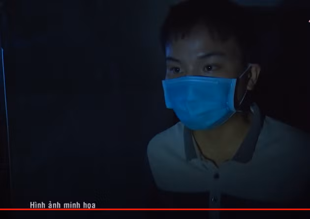 Khoảng 5 phút sau, Long quay lại, vào nhà lục tìm và lấy đi 2 điện thoại di động (kết quả định giá 2 chiếc điện thoại trị giá 2 triệu đồng) của các nạn nhân rồi bỏ đến ngôi nhà hoang lẩn trốn. Đến 9 giờ cùng ngày, Long gọi cho 2 người bạn đến đón đi băng bó vết thương (do lúc gây án đã bị dao cứa vào ngón tay trỏ bên phải) ở trạm y tế, rồi đến một quán internet ở thị trấn Hà Trung chơi game đến khi bị bắt.