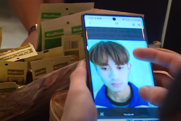 Liệu thông tin gia đình cung cấp có chính xác hay không? Xác minh tại địa chỉ Long cung cấp cho gia đình và cả các quán cà phê trong khu vực, thật bất ngờ, tất cả các quán đều khẳng định không có người nào là Vũ Tiến Long đến làm thuê từ dịp tết Trung thu đến nay. Như vậy, Long không lên TP Thanh Hóa làm thuê thì việc Long vẫn luẩn quẩn trên địa bàn là khả năng có thể xảy ra. 